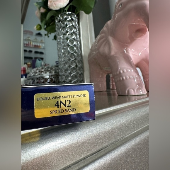 Estée Lauder Double Wear Stay-In-Place Matte Powder Foundation 4N2 - Picture 3 of 3